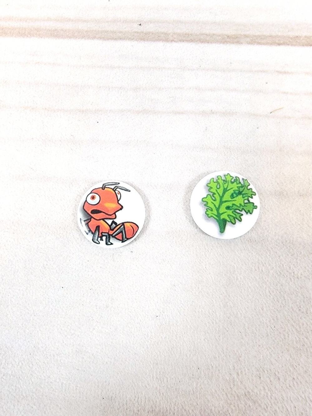 Lego Tile Round 2x2 Stud holder With Ant And Garnish Pattern